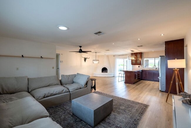 Foto del edificio - 802 E Caribbean Ln