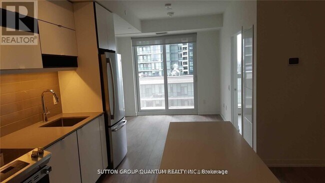 Photo du bâtiment - 4065 Confederation Pkwy