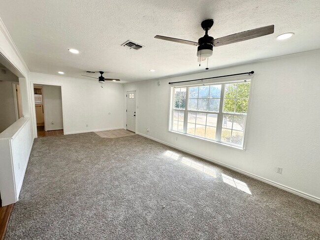 Foto del edificio - Valley Mills - Quiet Street 3/1 with detached 2 car garage