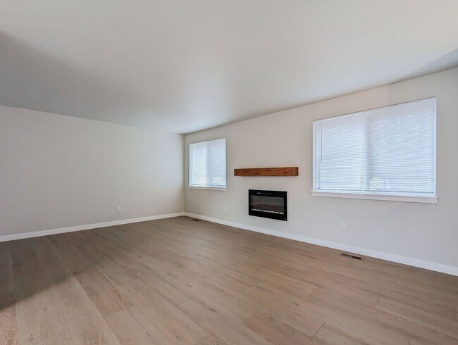 Foto del edificio - **Move-in Special** Gorgeous Remodeled 4 bed 2 bath w/ 2 car garage!