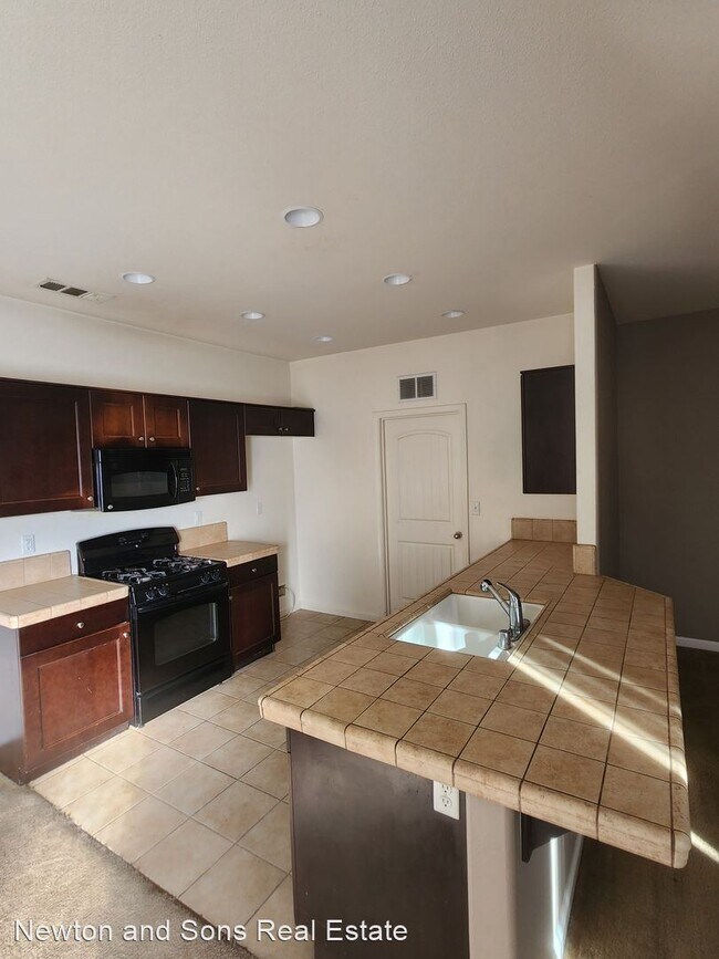 Building Photo - 3 br, 2 bath House - 1048 Veronica Ave