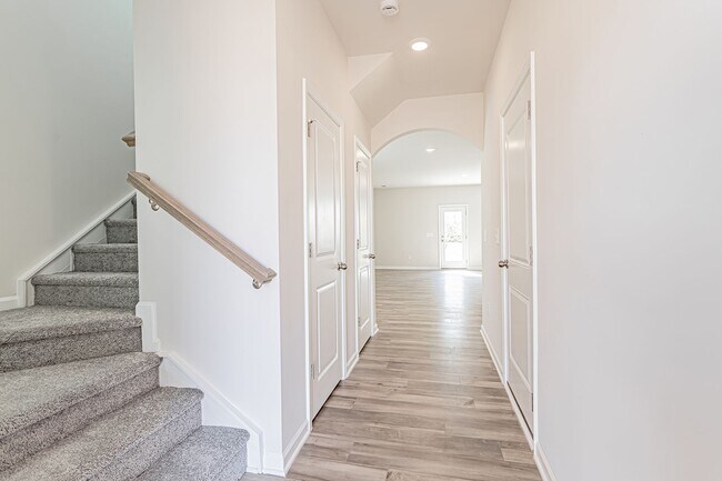 Foto del edificio - Price Improvement! END UNIT Brand New Town...