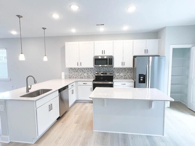 Foto del edificio - Room in Townhome on Old Grove Ln