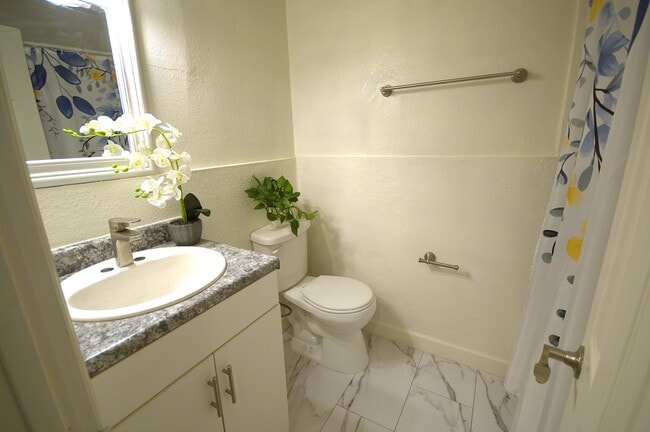 Baño - 9632 N 10th Ave