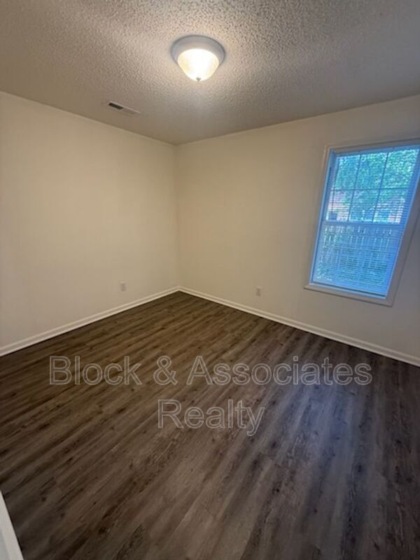 Building Photo - 515 Holly St