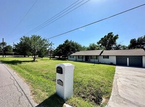 Building Photo - 3215 Oakwood Dr