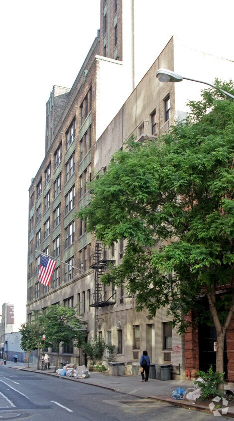 Building Photo - 533 W 45th St