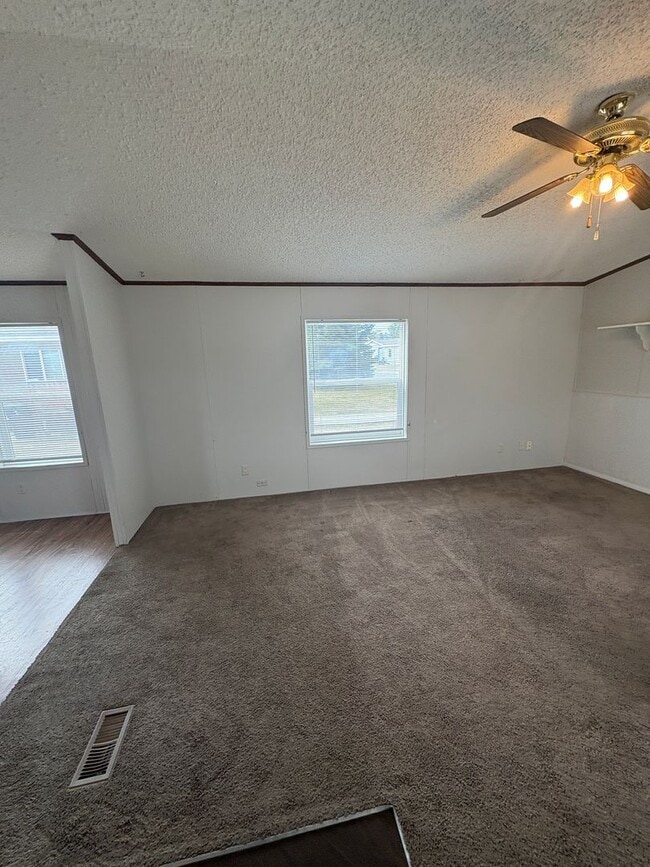Building Photo - 3 br 2 bath manufactured centrally located