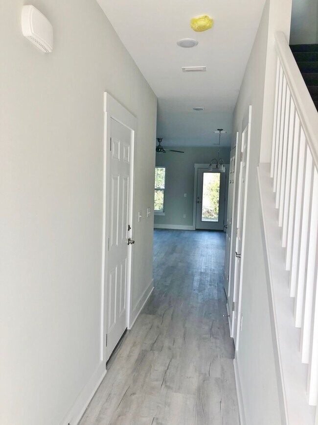 Building Photo - Gorgeous 3 Bedroom 2.5 Bath Townhome
