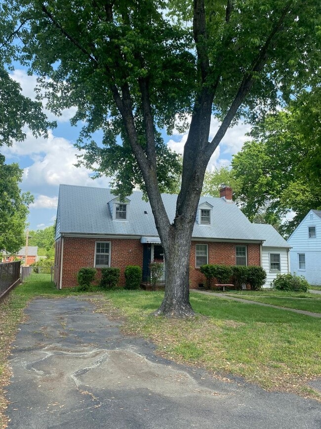 Foto del edificio - Adorable Capecod 4 bdrm/1.5 bath Home w/Office Located on Monument Ave. Near Willow Lawn!