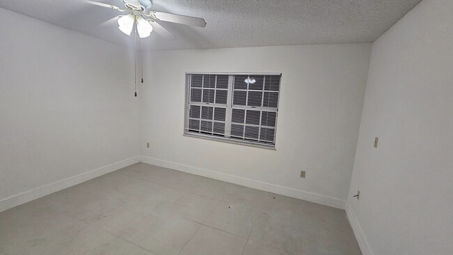 Building Photo - 5431 SW 143rd Ave