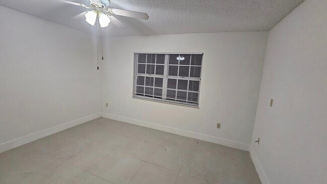 Foto del edificio - 5431 SW 143rd Ave