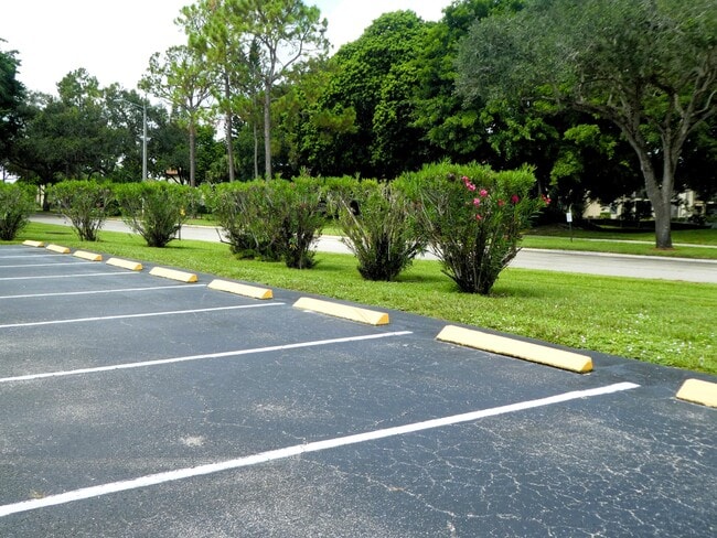 Foto del edificio - 4570 Lucerne Lakes Blvd E