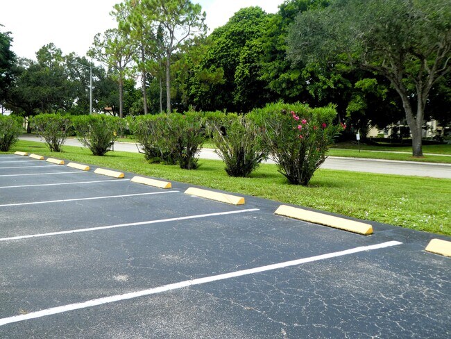 Building Photo - 4570 Lucerne Lakes Blvd E