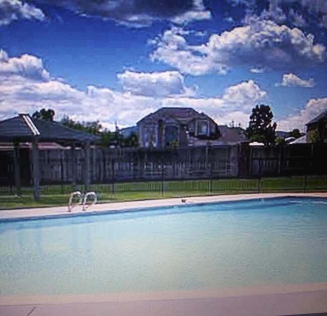 hoa piscina - 8406 S Upham Way