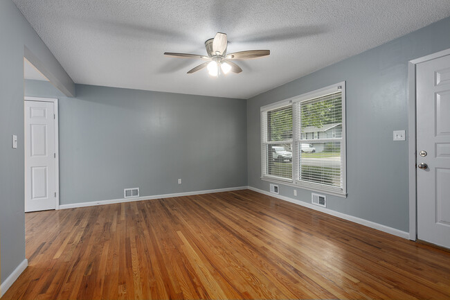 Building Photo - 622 NW Kay Dr