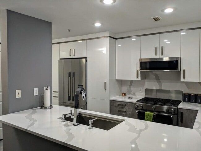 Building Photo - 3338 Peachtree Rd NE