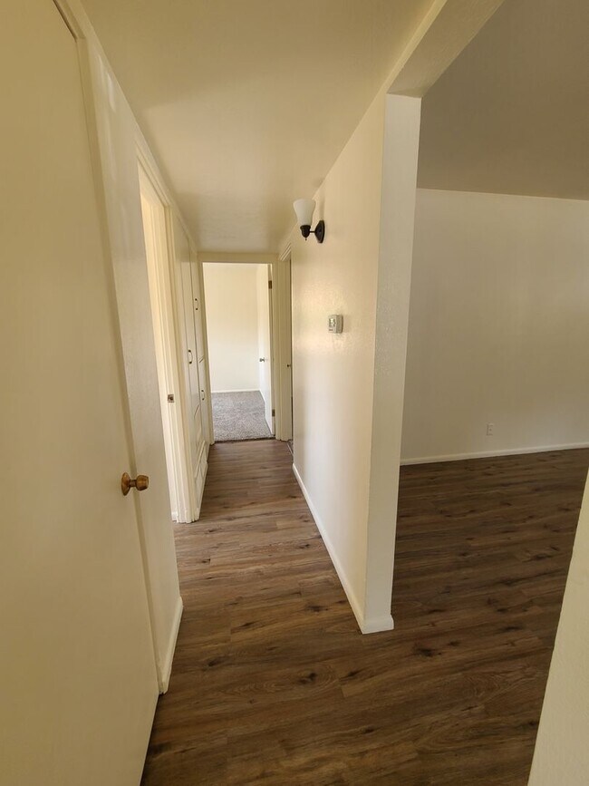 Foto del edificio - Adorable 3 Bedroom 1 3/4 Bathroom Availabl...