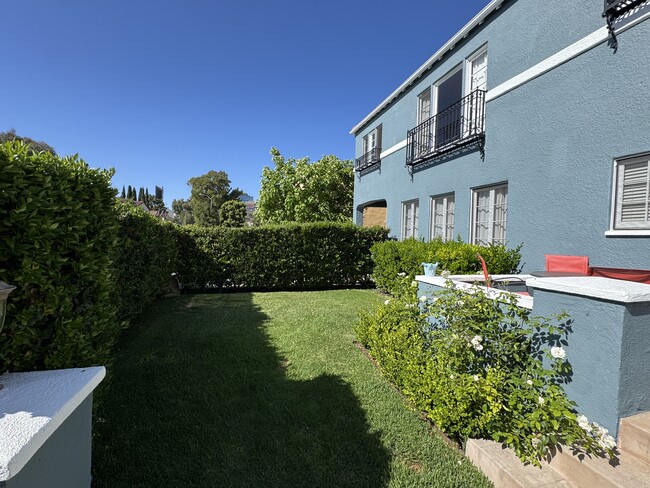 Building Photo - 848 S Curson Ave
