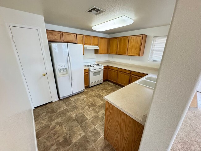 Building Photo - COZY UPSTAIRS 2BEDROOM UNIT IN 89074