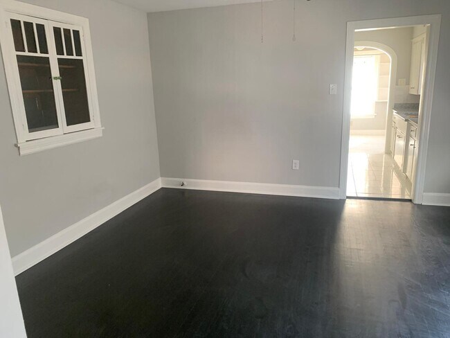 Building Photo - 136 Glendale St