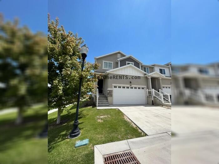 Foto principal - A must see, townhome in great location!