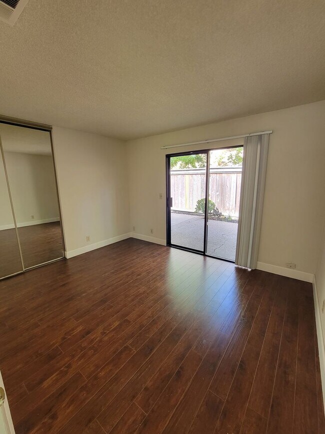 Foto del edificio - 3-bedroom 2 bath Townhouse in Sun Rise Ridge