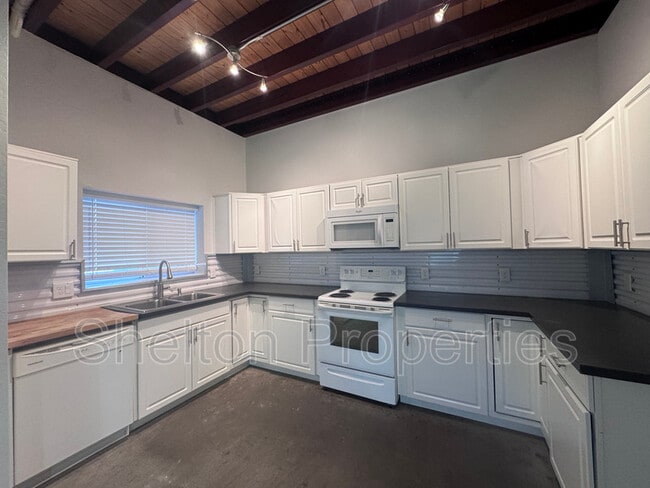 Photo - 2121 W Hayward Ave House