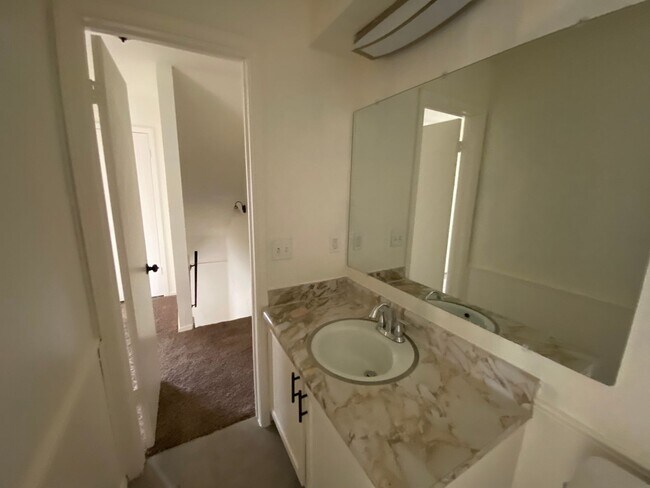 Building Photo - 3 bedroom 2.5 bath