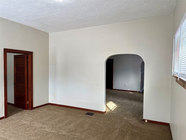 Building Photo - 222 E 4th St