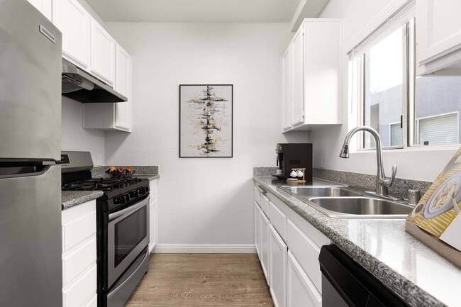 Building Photo - Nova Townhomes