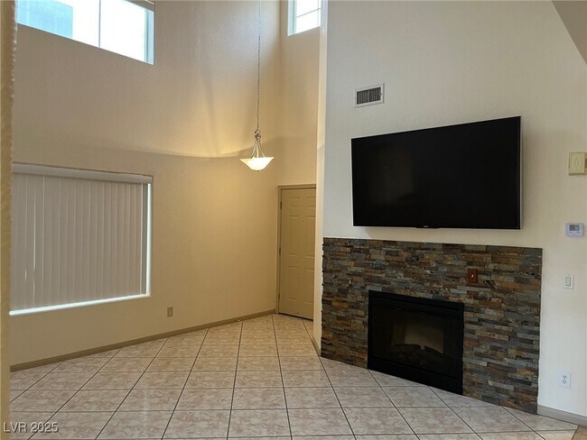 Foto del edificio - 5764 Yellowcrest Ct