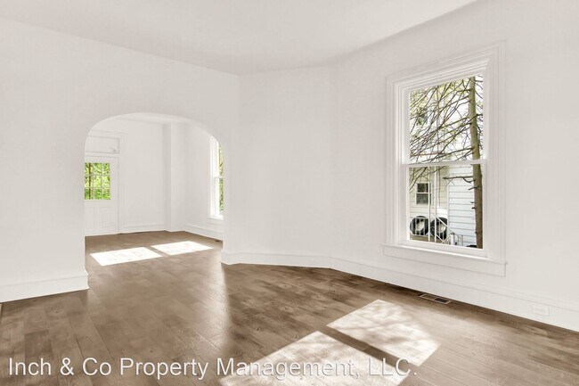 Building Photo - 4 br, 1.5 bath House - 250 E Market Street