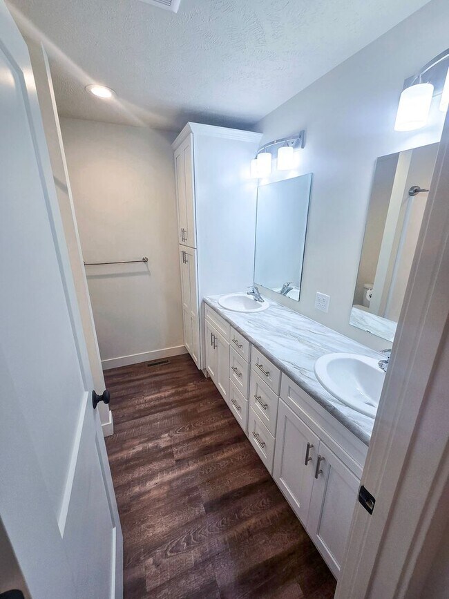 Building Photo - 308 E 13th St