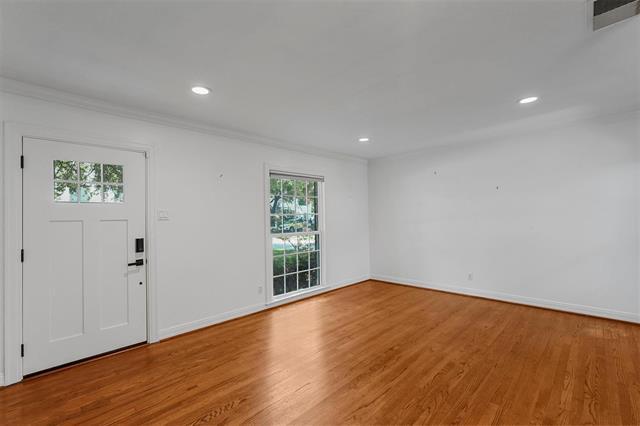 Foto del edificio - 6421 Kenwood Ave