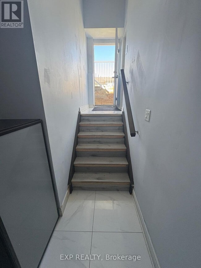 Building Photo - 1445 Dyer Cres
