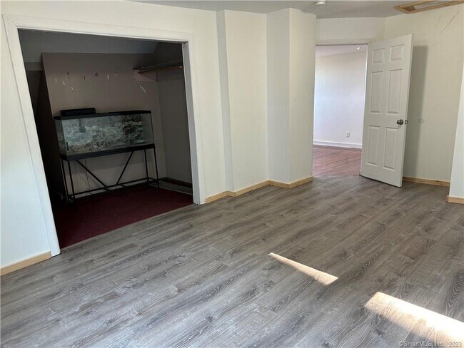 Foto del edificio - 573 N Main St