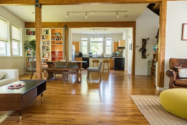 Living & dining space - 212 Winthrop Ave