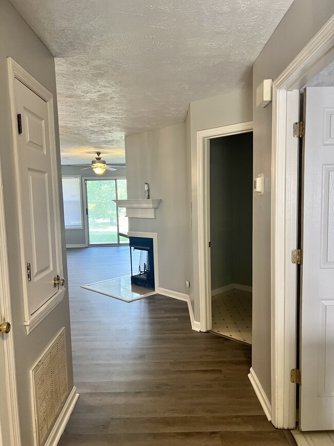 Building Photo - 1002 Brookhollow Dr
