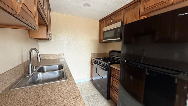 Building Photo - Two Bedroom One Bathroom Apartment in San Bernardino!