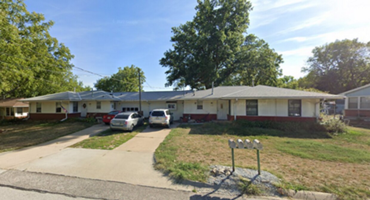 Foto principal - Lovely & Spacious 4-Bed, 2-Bath Single-Family Home Near Everything You Need