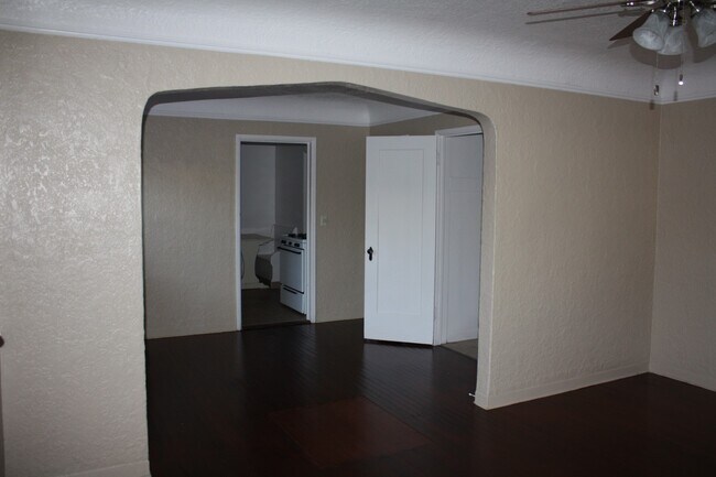 Building Photo - 608 S. COURT  1 BEDROOM 1 BATHROOM DUPLEX ...