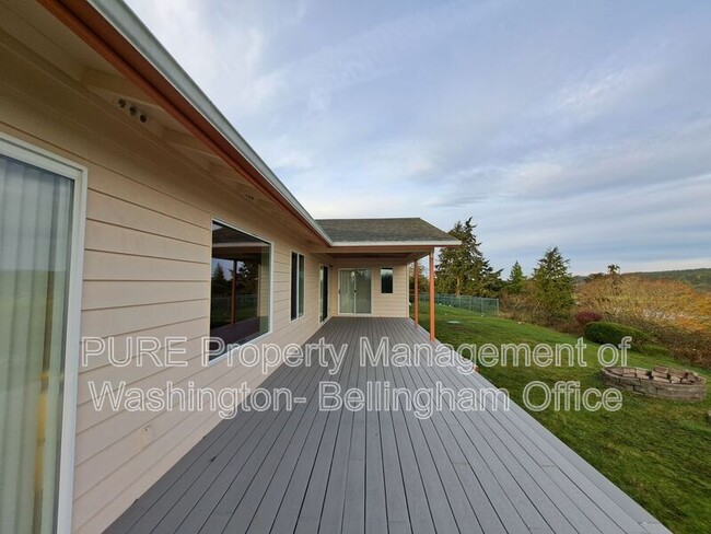 Building Photo - 425 E Hazelwood Dr