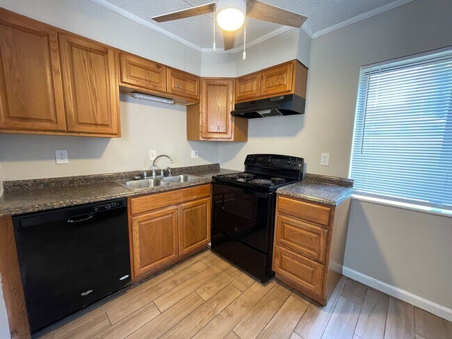 Building Photo - 2 Bedroom and 1 Bath Condominium.  Conveni...