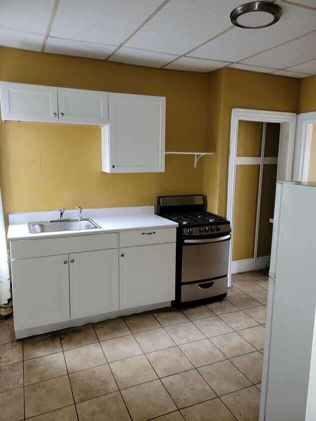 Kitchen - 32 N Saint Bernard St