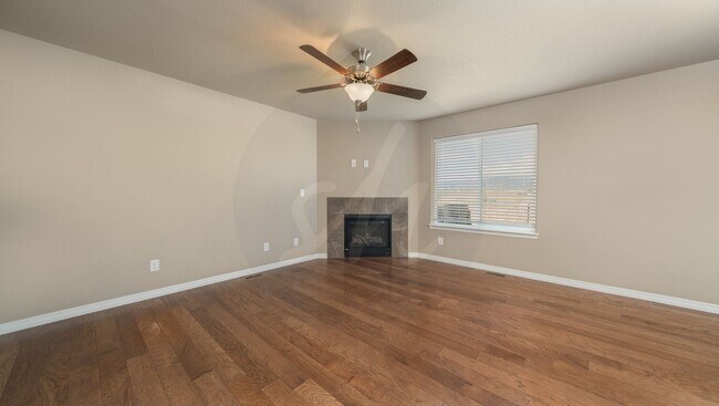 Building Photo - Lovely Three Bedroom Home with Mountain Views