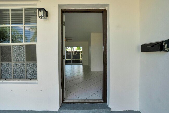 Foto del edificio - Sunrise Gem: Updated 2-Bed, 2-Bath with Ga...