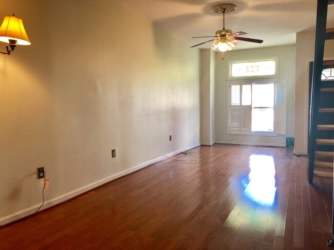 Building Photo - Charming 2 Bedroom/1Bathroom Townhome in C...