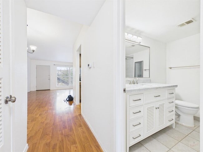 Building Photo - 2425 Ashdale Dr