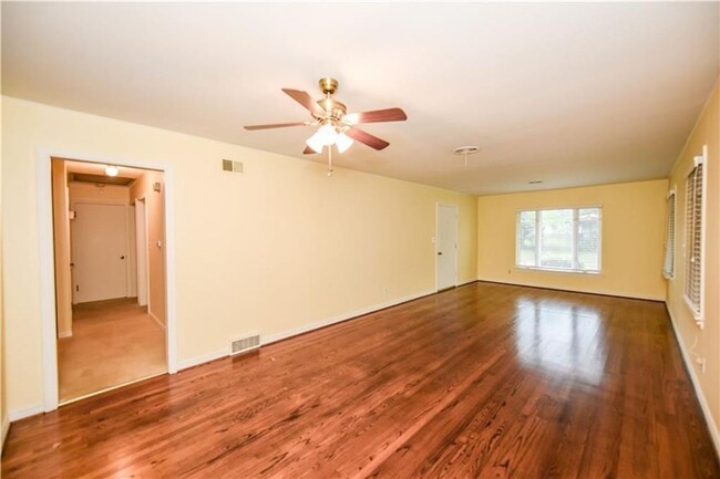 Building Photo - 3 Bed | 1 Bath | 1 Car Garage - Minutes fr...